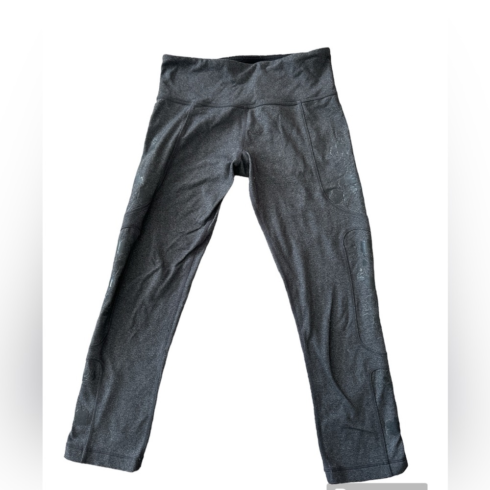 LuLuLemon Capri Leggings size 6. Cute leg design. Grey